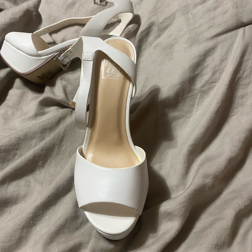 Speed Limit 98 Elegant White Heels - Picture 2 of 6